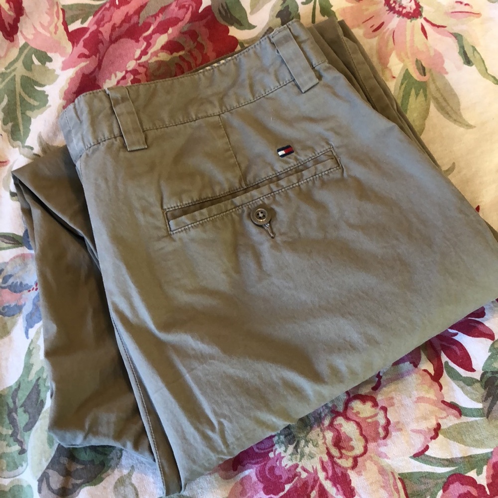 TOMMY HILFIGER size 34”W 30.5”L
Lightweight Khaki Flat Front Easy-Care Casual